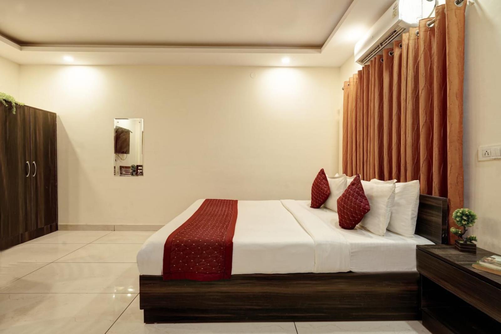 Iby Plaza Near Igi Airport 4*